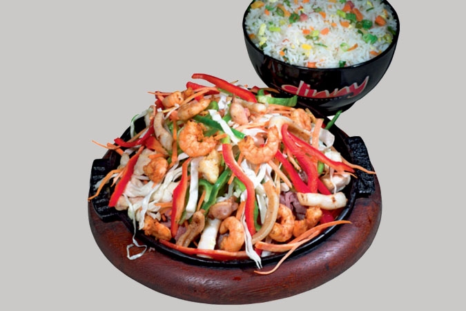CHAPA DE FRUTOS DO MAR - Peixe, camarão, polvo, lula com legumes desfiado com molho shoyo e arroz chop suey.