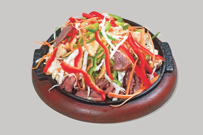 CHAPA MISTA - Carne, frango, legumes desfiado e arroz chop suey.