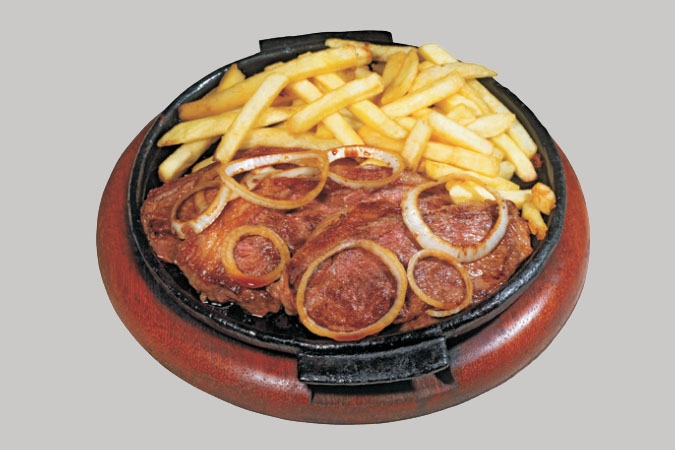 CHAPA DE PICANHA ACEBOLADA - Picanha 300gr. em fatias com batata frita e arroz chop suey.
